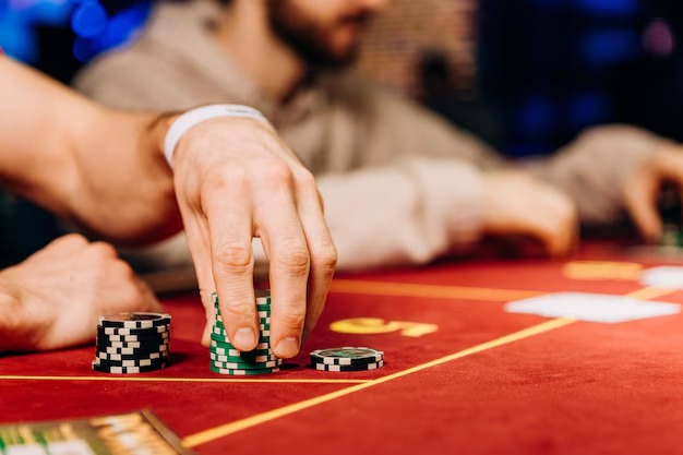 Live dealer view during active round Live Qiu Qiu dealer and player tiles on sepatu4d mobile